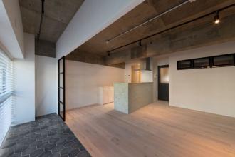 躯体現しとアイアン調の照明で大人空間に