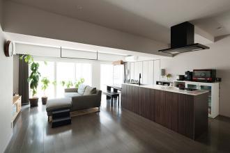 夫婦が並んで料理を楽しむアイランドキッチンが中心。自然の風が巡る愛犬も快適な家。