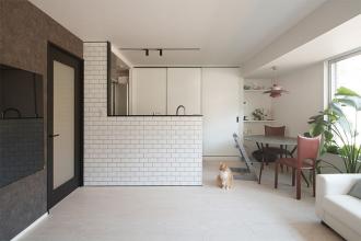 モダンに仕上げたホテルライクな家。工夫を凝らして、北向きながら明るいリビングに。