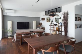 日本とアメリカの良さが美しく融合した、国際結婚ならではのバランスが見事な住まい。