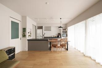 家事動線を整え、通気の流れも確保。子供の成長も見据えてスペースを取った家づくり。