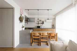 いつも本がそばにあるブックカフェのような家。お子様の成長に応じて使い方は柔軟に。