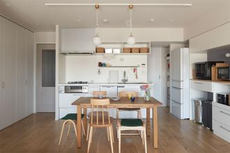 空間を巧みに使い、広々としたリビング脇に一人時間を楽しめるロフトがある住まい。