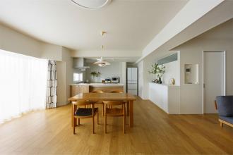 広いリビングと対面キッチンに気分は新築。夫婦二人の楽しいおしゃべりが弾む住まい。