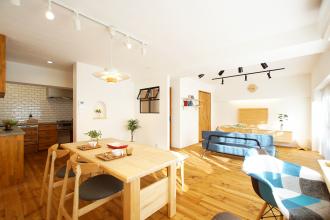 オリジナルしっくいと無垢床が織りなす極上空間のマンションリフォーム