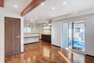 温もりと静寂を感じるモダンリノベーションハウス